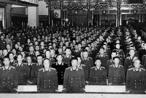 凤凰新闻 1955年授衔，三千多名老赤军没安排，毛主席得知后仅说了5个字